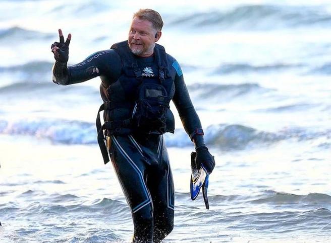 Karl Bushby ha attraversato la Manica a nuoto, dopo 28 anni è tornato in Inghilterra